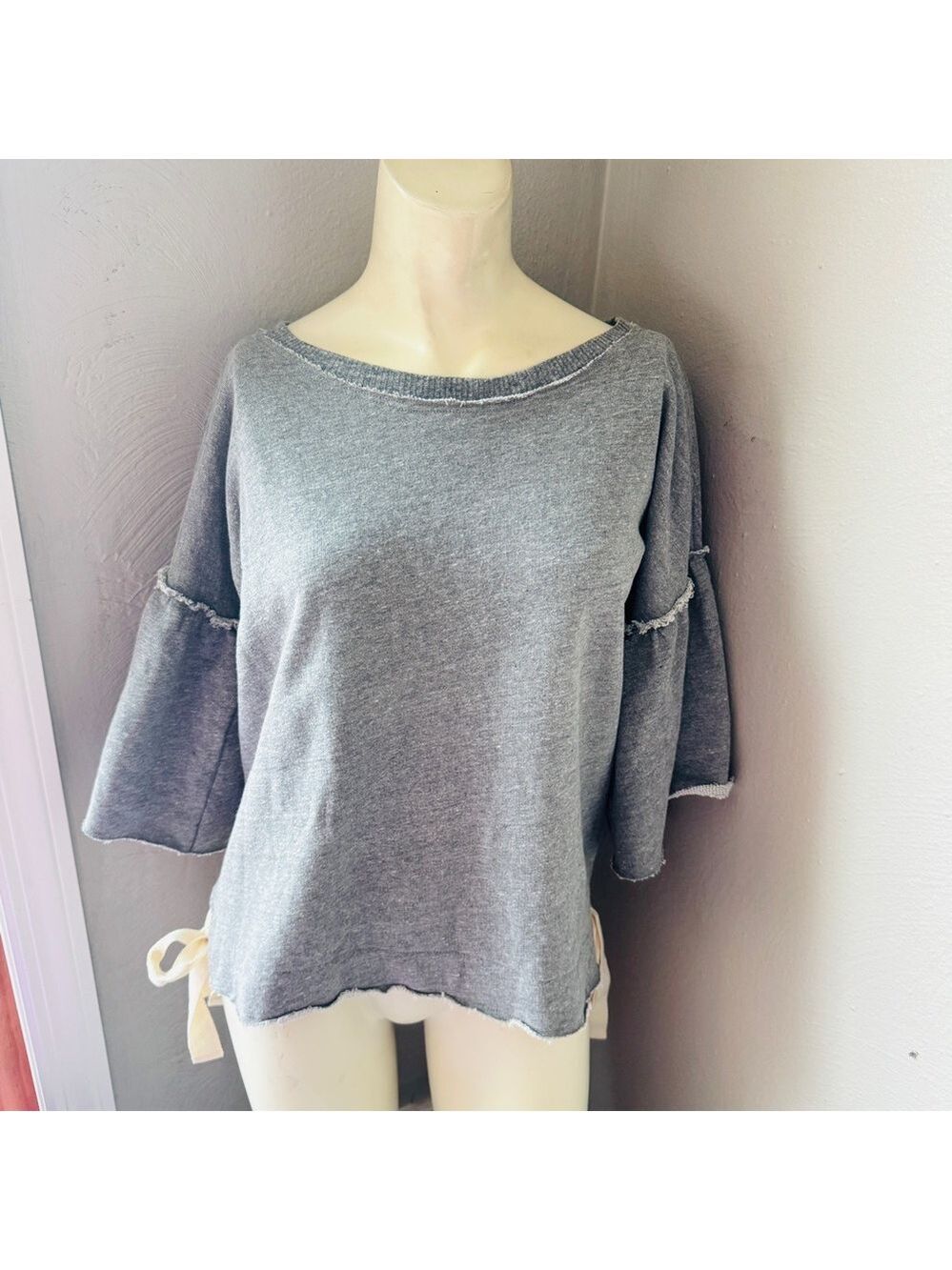 Kinly gray casual top size small nwt open shoulders side ties